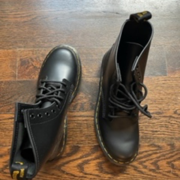 NIB, Dr. Marten's 1460 Black Smooth Leather Boot Size 7 - Picture 3 of 7